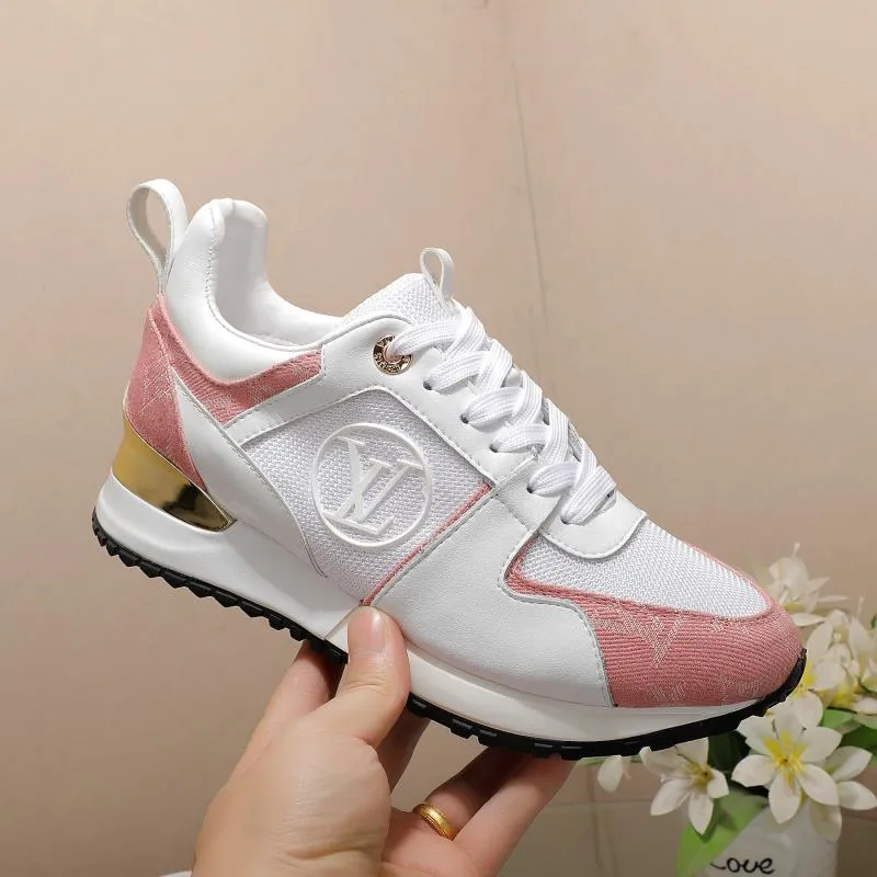 👟👟Ex-factory price 400👟👟 Men's size +10 Couple style, 2019 spring and summer new LOUIS VUITTON The same style of casual sports shoes is launched on Louis Vuitton's official website. Fabric: imported cowhide/cow velvet/breathable mesh, (imported mesh with silicone LV logo), rubber combination outsole, 2cm behind the sole, built-in 0.5cm comfortable feet, size 35-41 for women, 39-46 for men, welcome new and old customers to repost pictures for sale